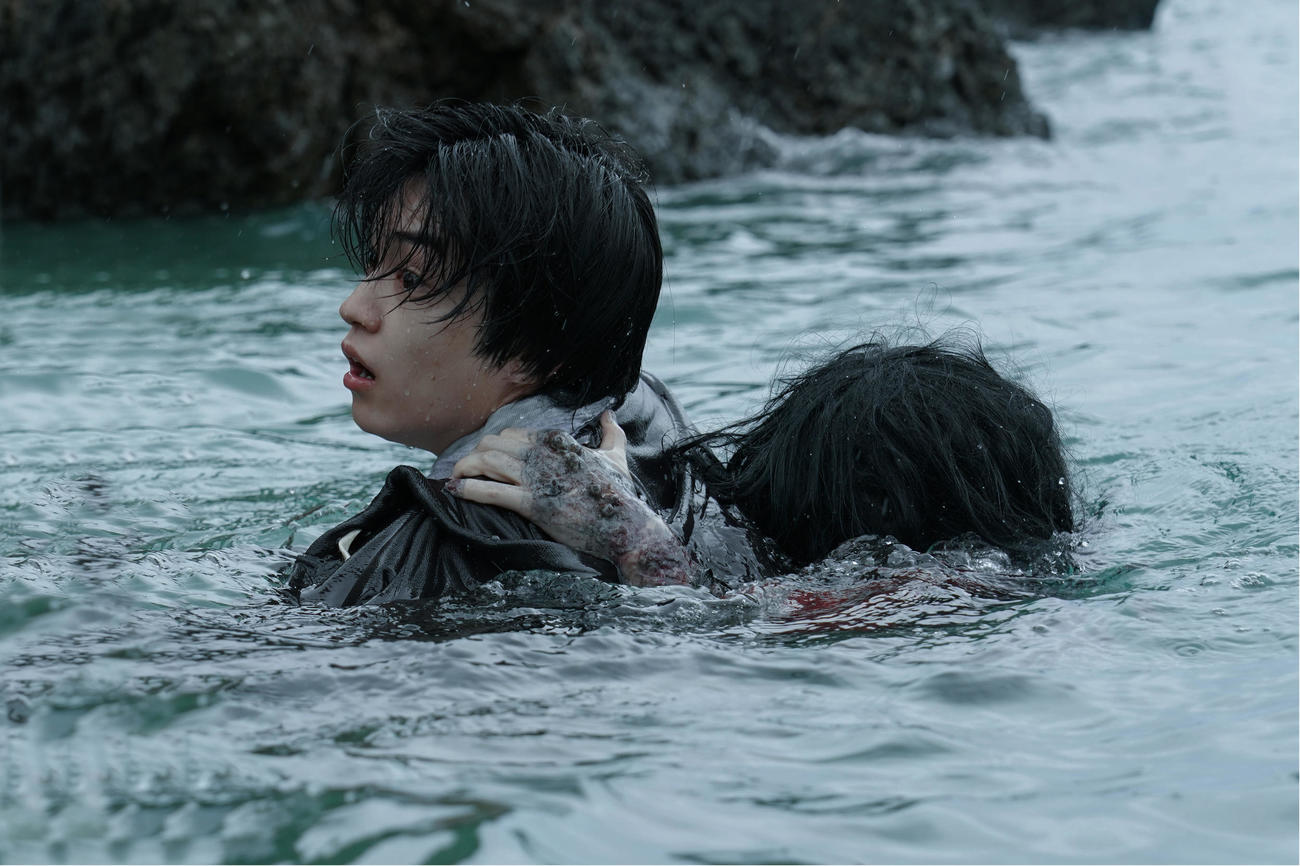 西畑大吾主演ホラー映画「忌怪島／きかいじま」のワンシーン