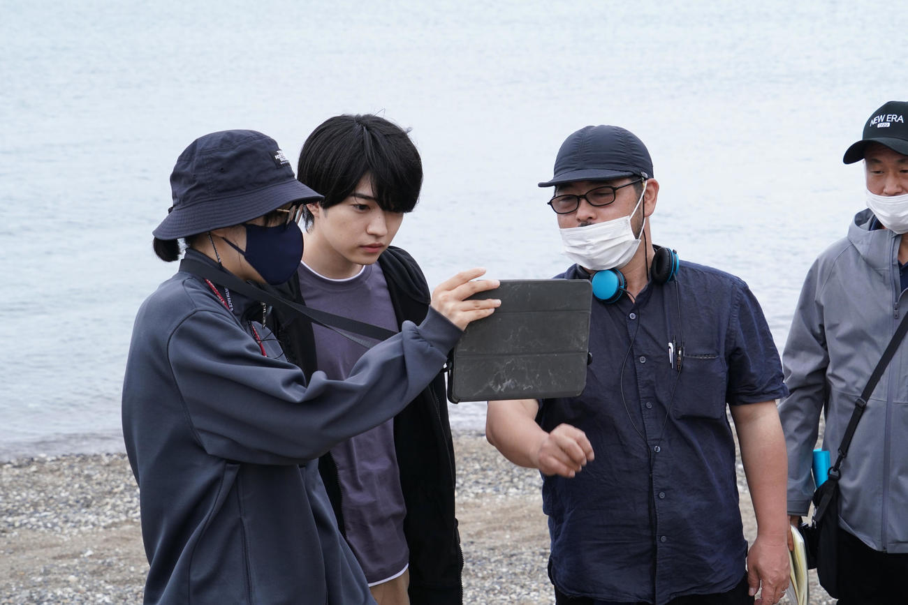 ホラー映画「忌怪島／きかいじま」に主演する西畑大吾（左から2人目）