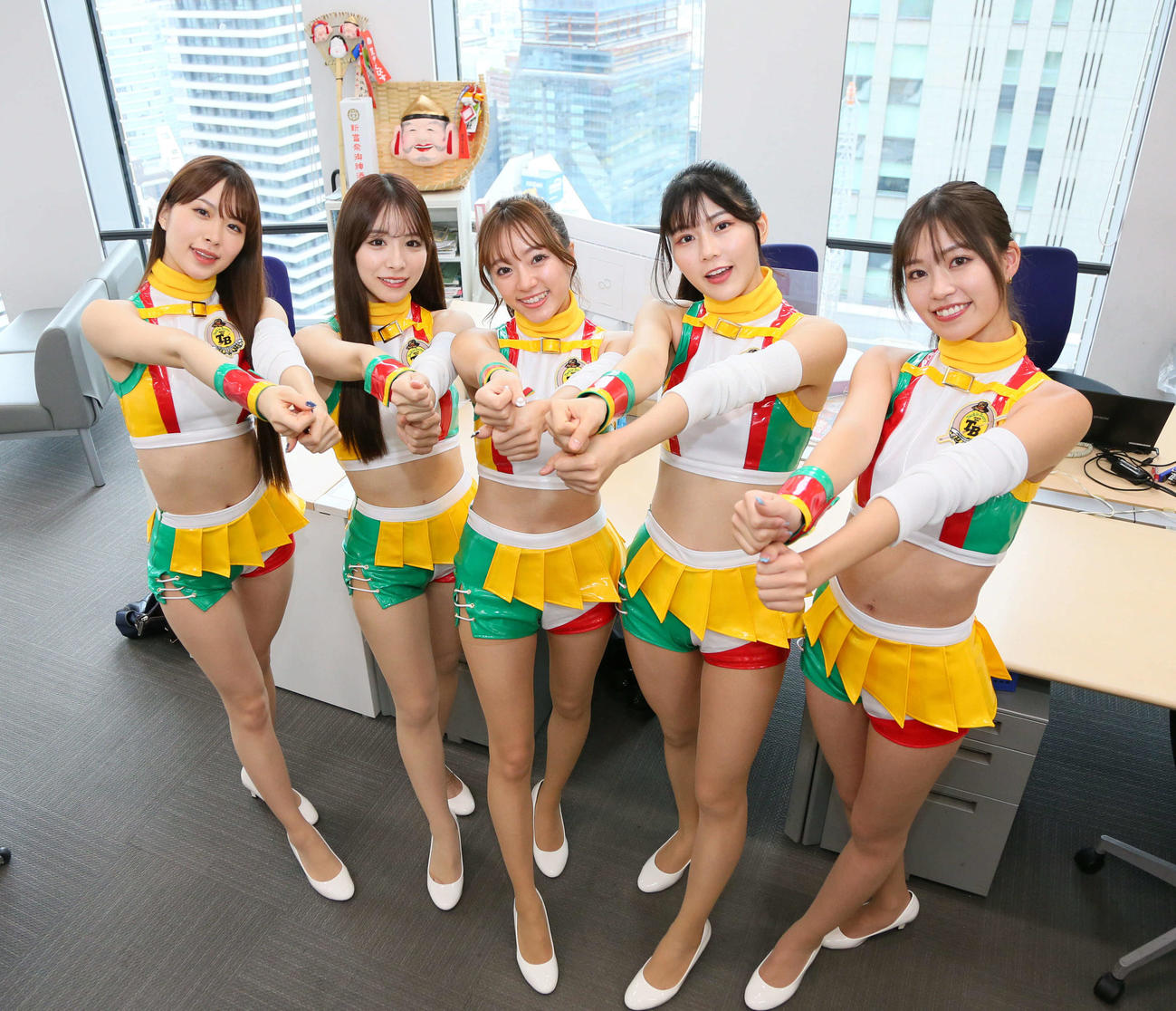 来社したタックルベリーキャラバンの、左から松田蘭さん、花乃衣美優さん、星香さん、伊志嶺里佳さん、阿比留あんなさん（撮影・宮崎幸一）