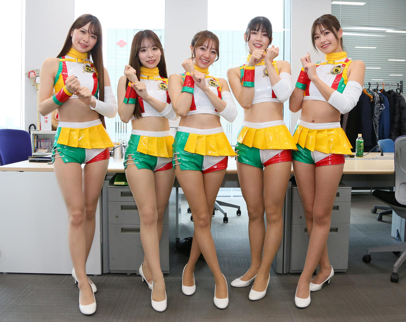 来社したタックルベリーキャラバンの、左から松田蘭さん、花乃衣美優さん、星香さん、伊志嶺里佳さん、阿比留あんなさん（撮影・宮崎幸一）