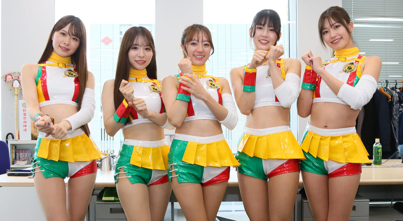 来社したタックルベリーキャラバンの、左から松田蘭さん、花乃衣美優さん、星香さん、伊志嶺里佳さん、阿比留あんなさん（撮影・宮崎幸一）