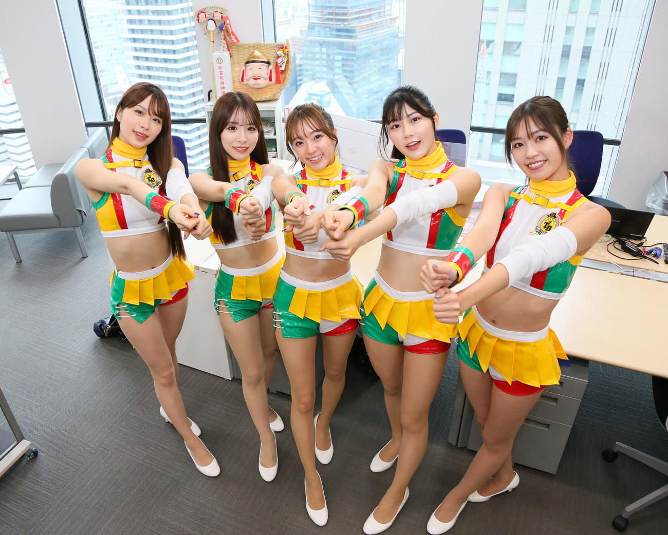 来社したタックルベリーキャラバンの、左から松田蘭さん、花乃衣美優さん、星香さん、伊志嶺里佳さん、阿比留あんなさん（撮影・宮崎幸一）