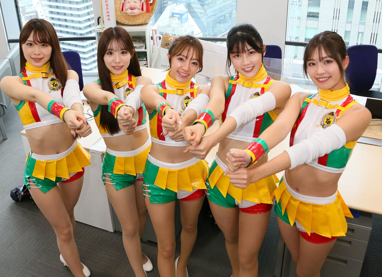 来社したタックルベリーキャラバンの、左から松田蘭さん、花乃衣美優さん、星香さん、伊志嶺里佳さん、阿比留あんなさん（撮影・宮崎幸一）