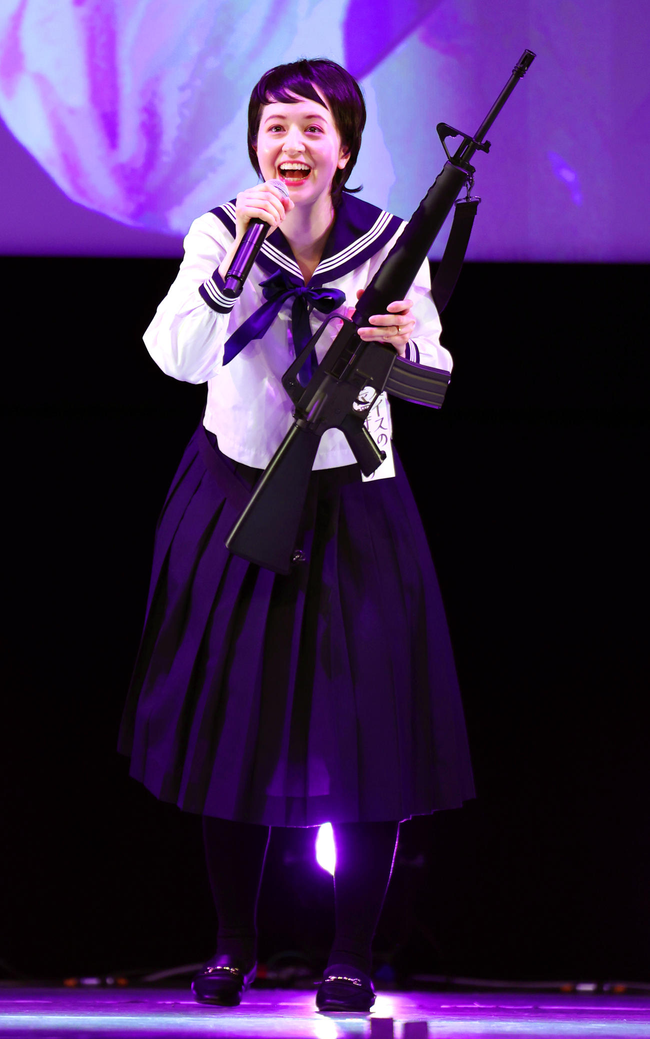 「2023ホリNS火曜祭」で「セーラー服と機関銃」を披露する春香クリスティーン（撮影・野上伸悟）