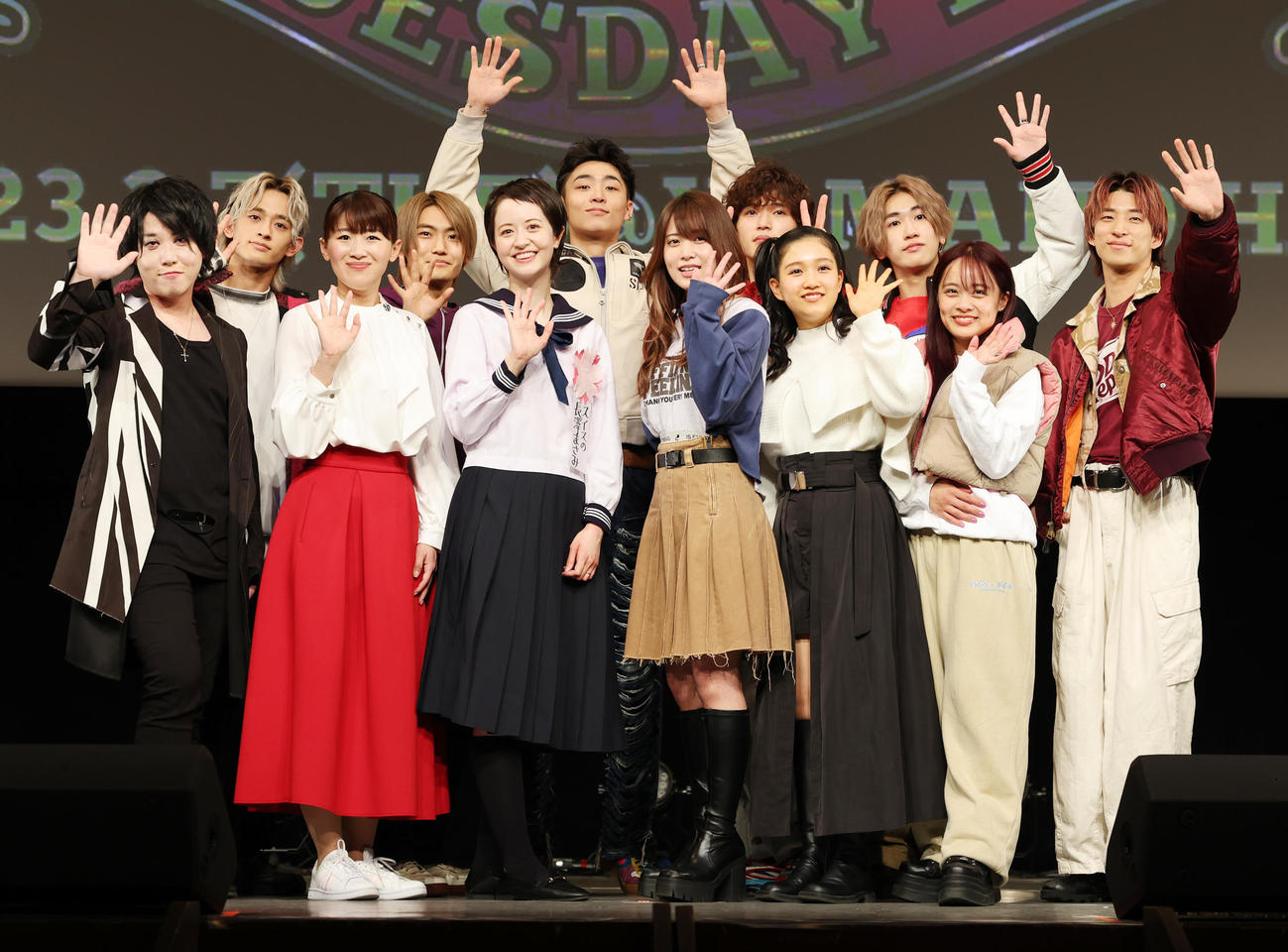 「2023ホリNS火曜祭」に出演する前列左から、たむたむ、沙羅、春香クリスティーン、岡部麟、山崎玲奈、清水美依紗、後列左からWATWINGの桑山■（■は隆の生の上に一）太、高橋颯、八村倫太郎、鈴木暁、福沢希空、古幡亮（撮影・野上伸悟）