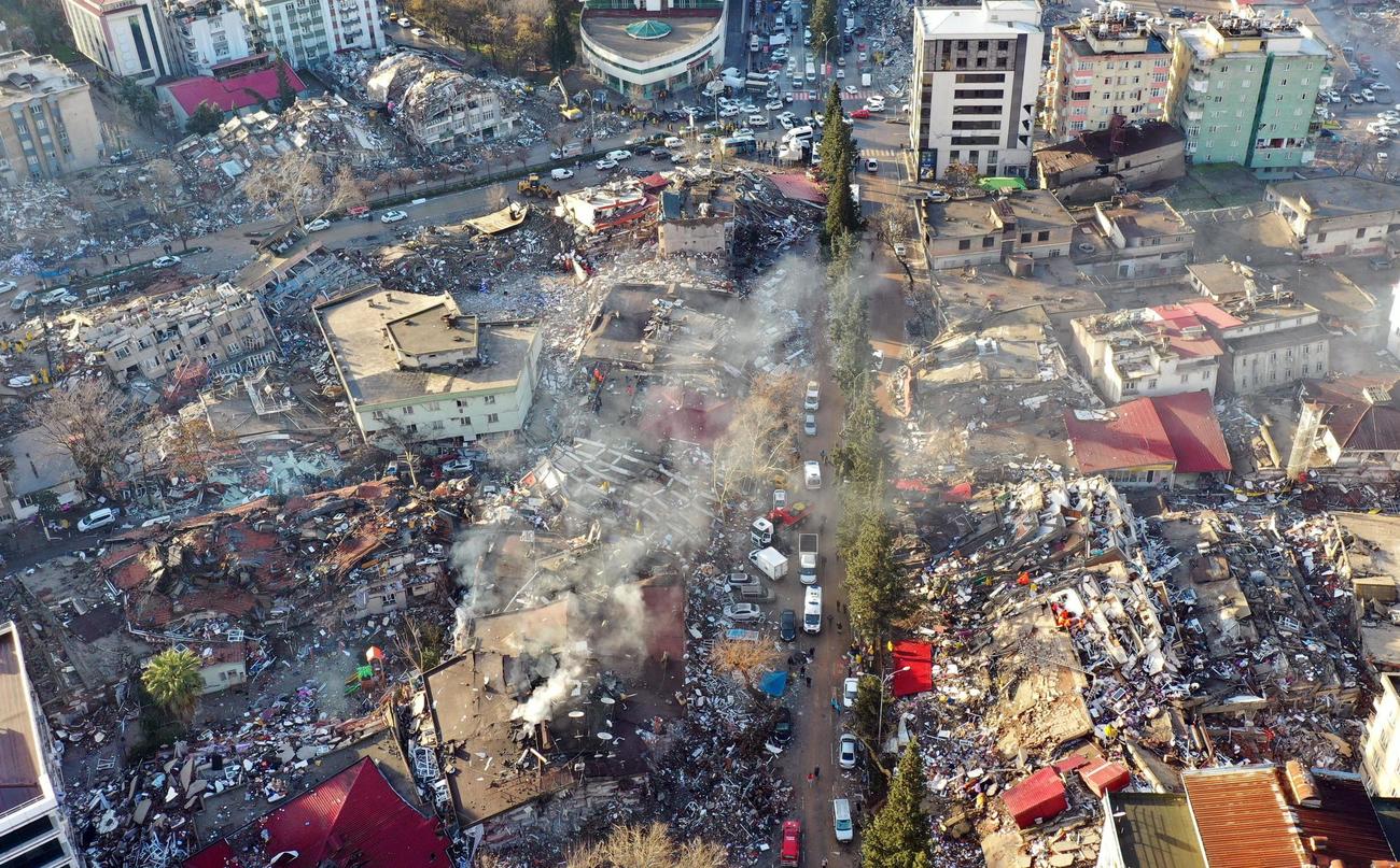 トルコ南部カフラマンマラシュで倒壊した多くの建物＝7日（ゲッティ＝共同）