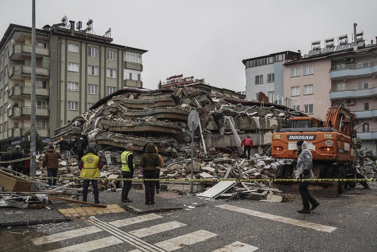 大地震により積み重なるようにして倒壊した建物＝6日、トルコ南部ガジアンテプ県（AP＝共同）