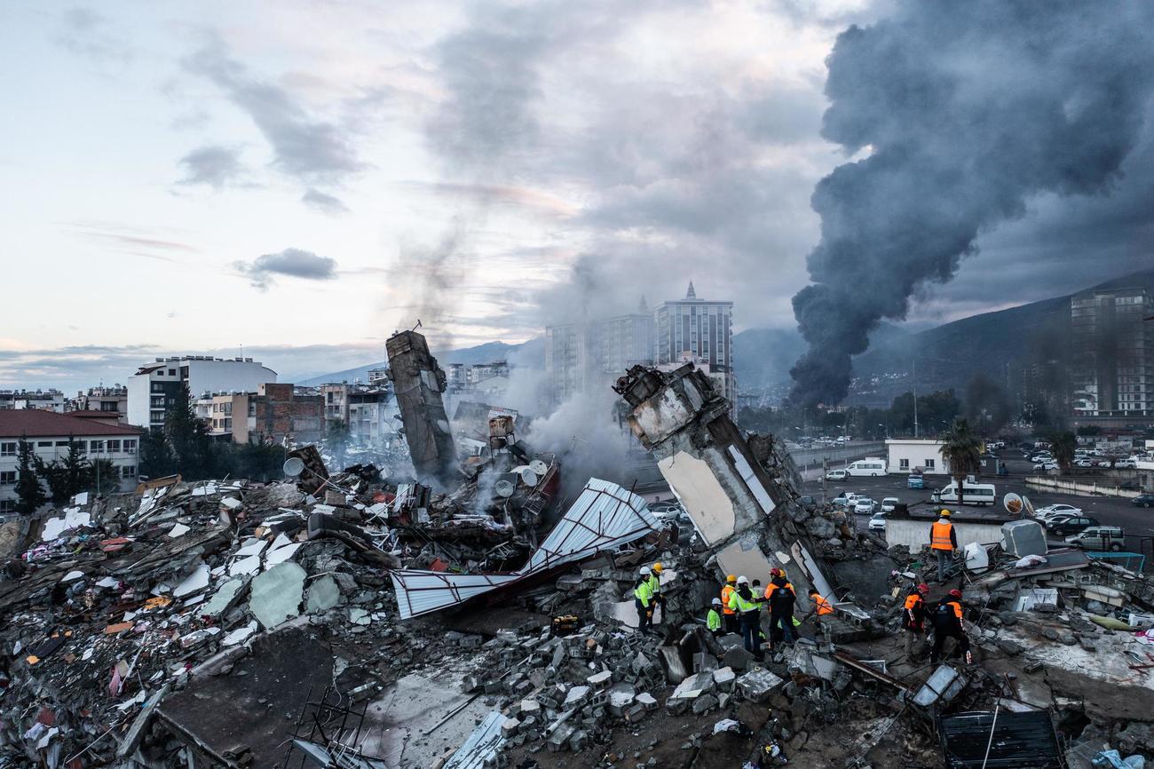 7日、トルコ中南部イスケンデルンの被災地で活動する救助隊（ゲッティ＝共同）