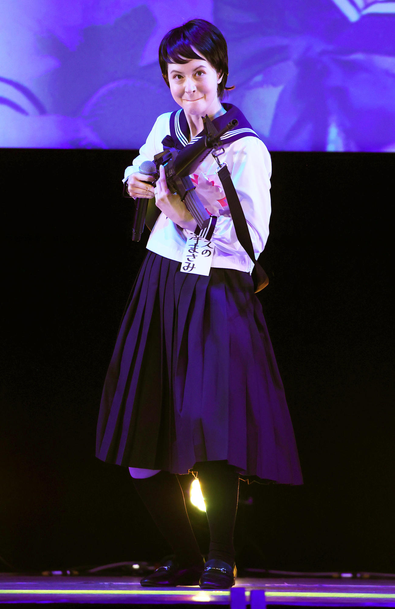 「2023ホリNS火曜祭」で「セーラー服と機関銃」を披露する春香クリスティーン（撮影・野上伸悟）