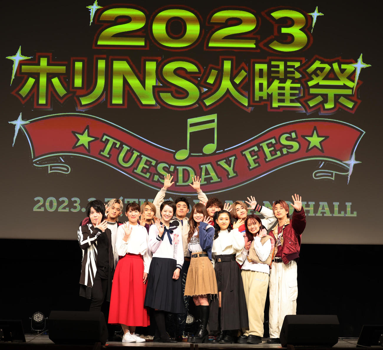 「2023ホリNS火曜祭」に出演する前列左から、たむたむ、沙羅、春香クリスティーン、岡部麟、山崎玲奈、清水美依紗、後列左からWATWINGの桑山■（■は隆の生の上に一）太、高橋颯、八村倫太郎、鈴木暁、福沢希空、古幡亮（撮影・野上伸悟）