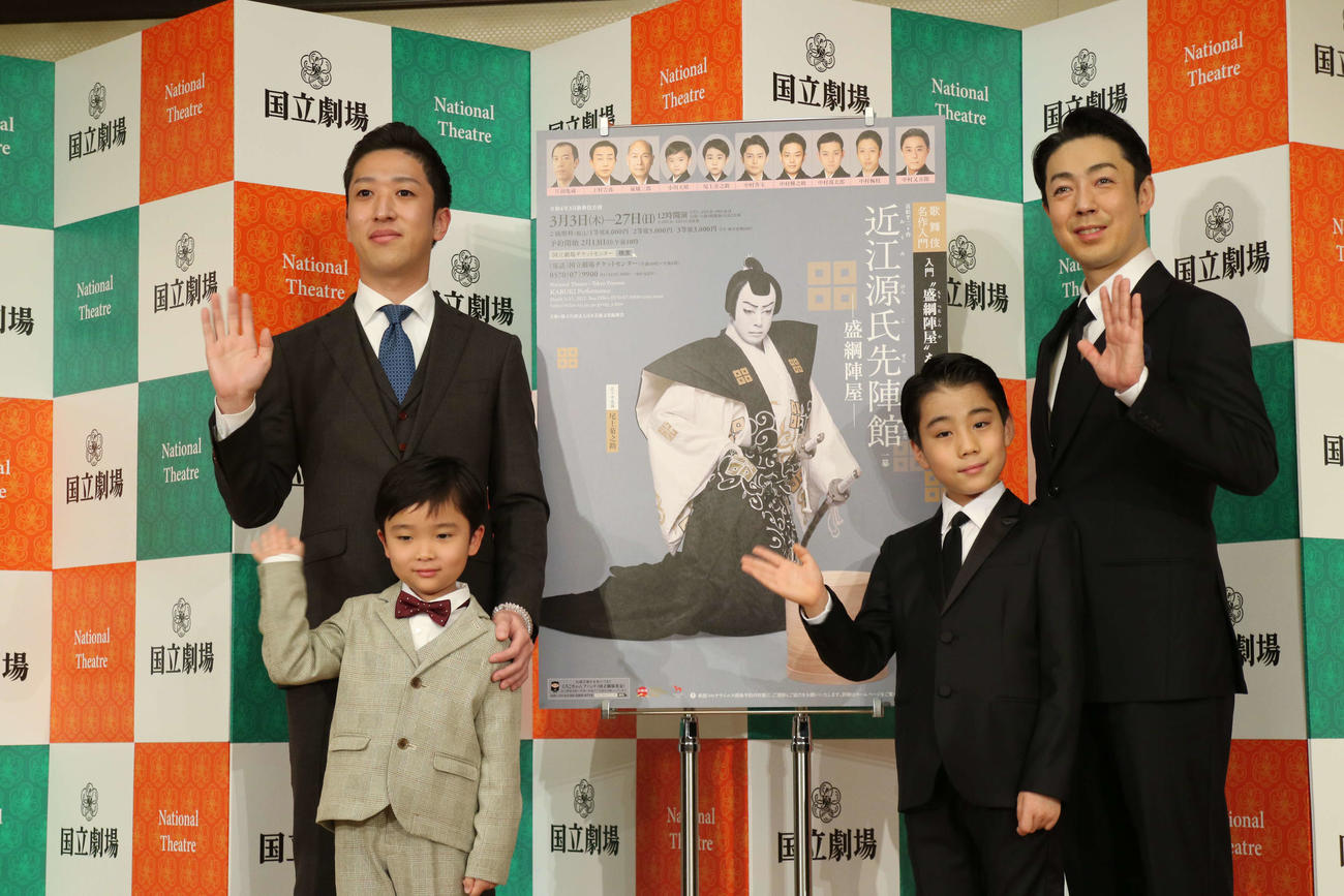 国立劇場3月歌舞伎公演「近江源氏先陣館－盛綱陣屋－」の取材会に出席した、中村梅枝（左後方）と長男小川大晴君（同手前）、尾上菊之助（右後方）と長男尾上丑之助（撮影・小林千穂）＝2022年2月11日
