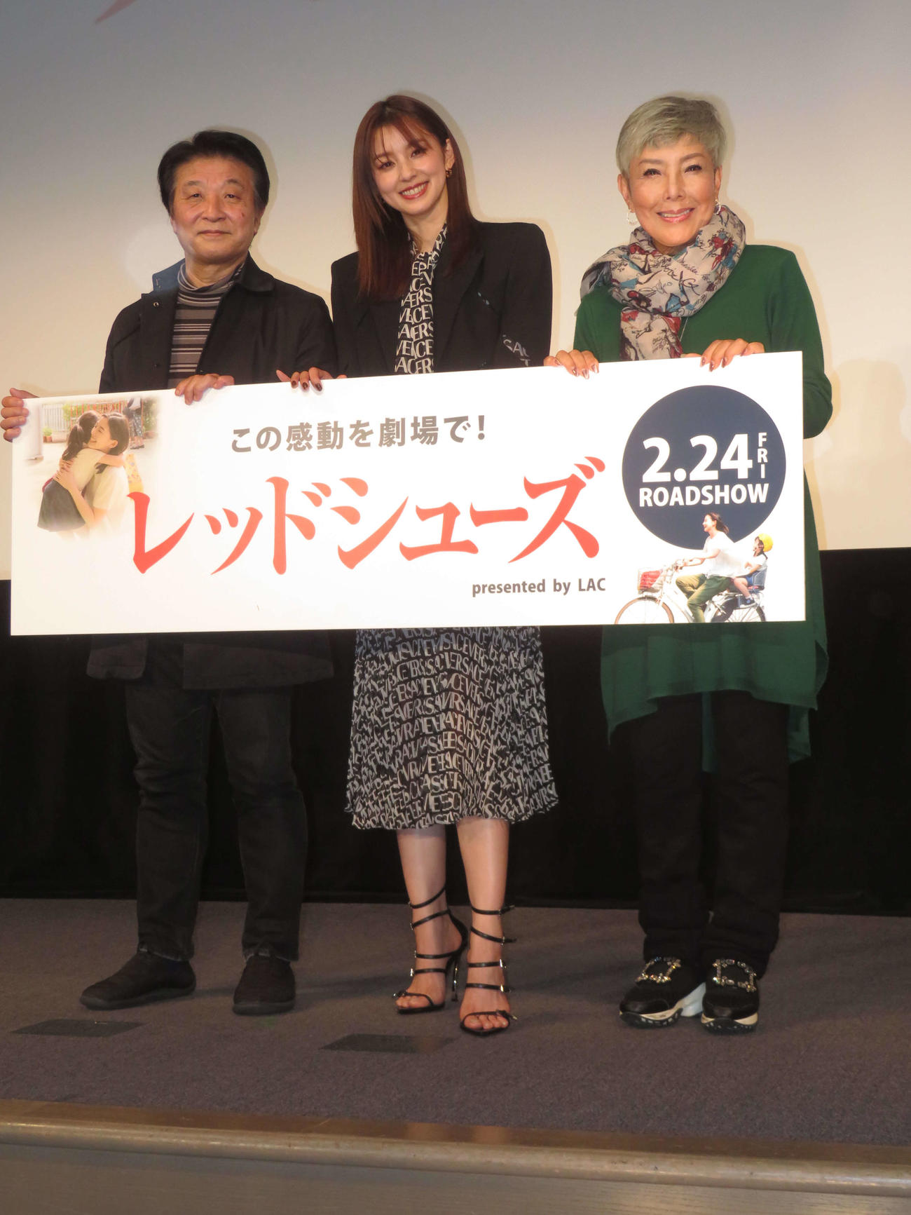 初主演映画の完成披露試写会に出席した朝比奈彩（中央）。左は雑賀俊朗監督、右は池畑慎之介（撮影・横山慧）