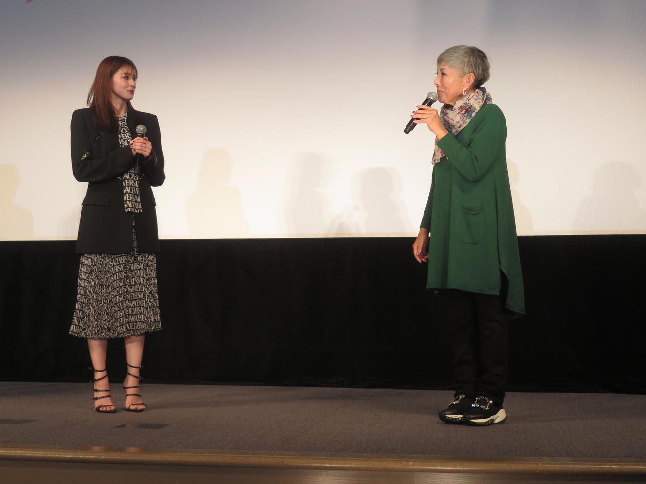 初主演映画の完成披露試写会に出席した朝比奈彩。右は池畑慎之介（撮影・横山慧）