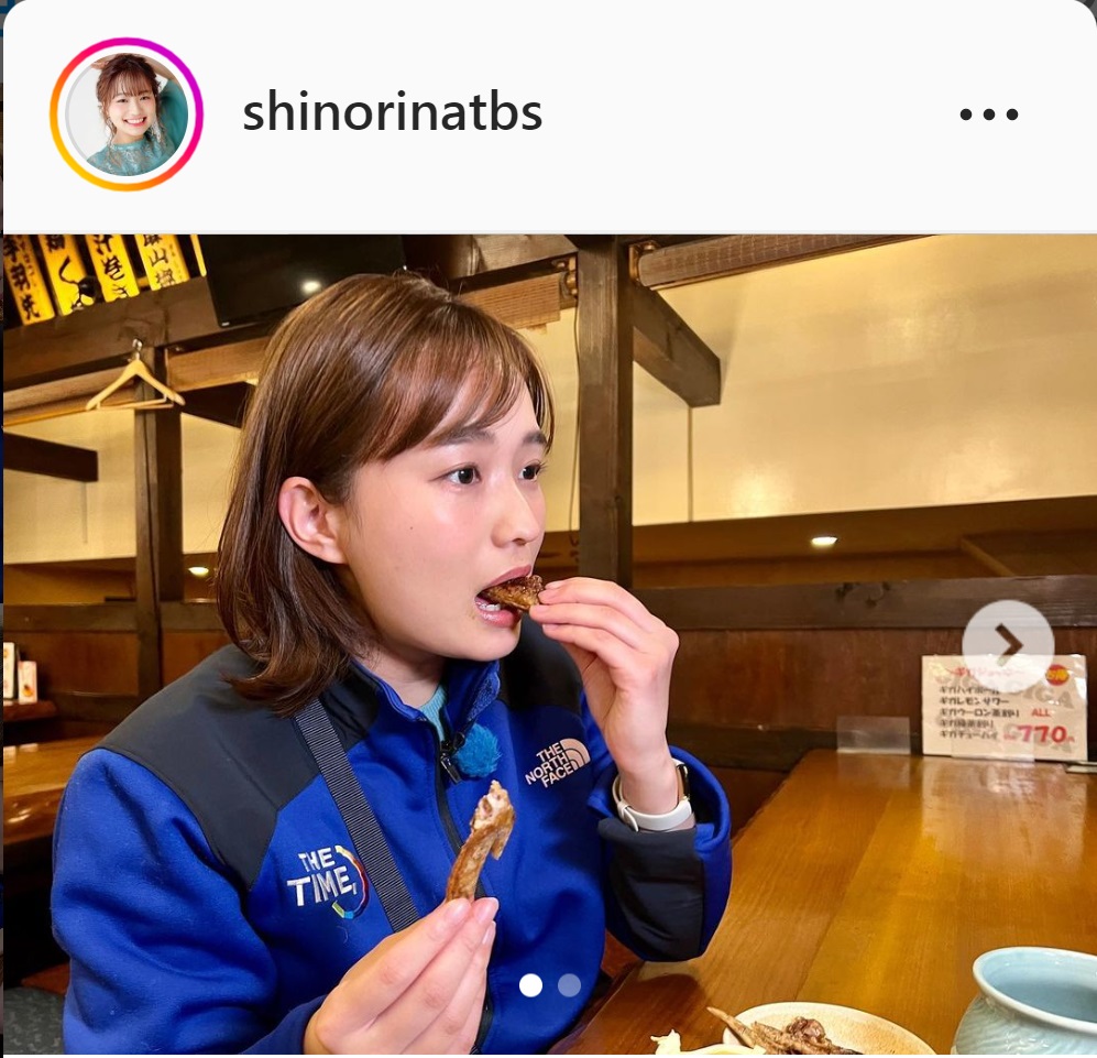 手羽先から揚げを味わう篠原梨菜アナ（篠原梨菜アナのインスタグラムより）