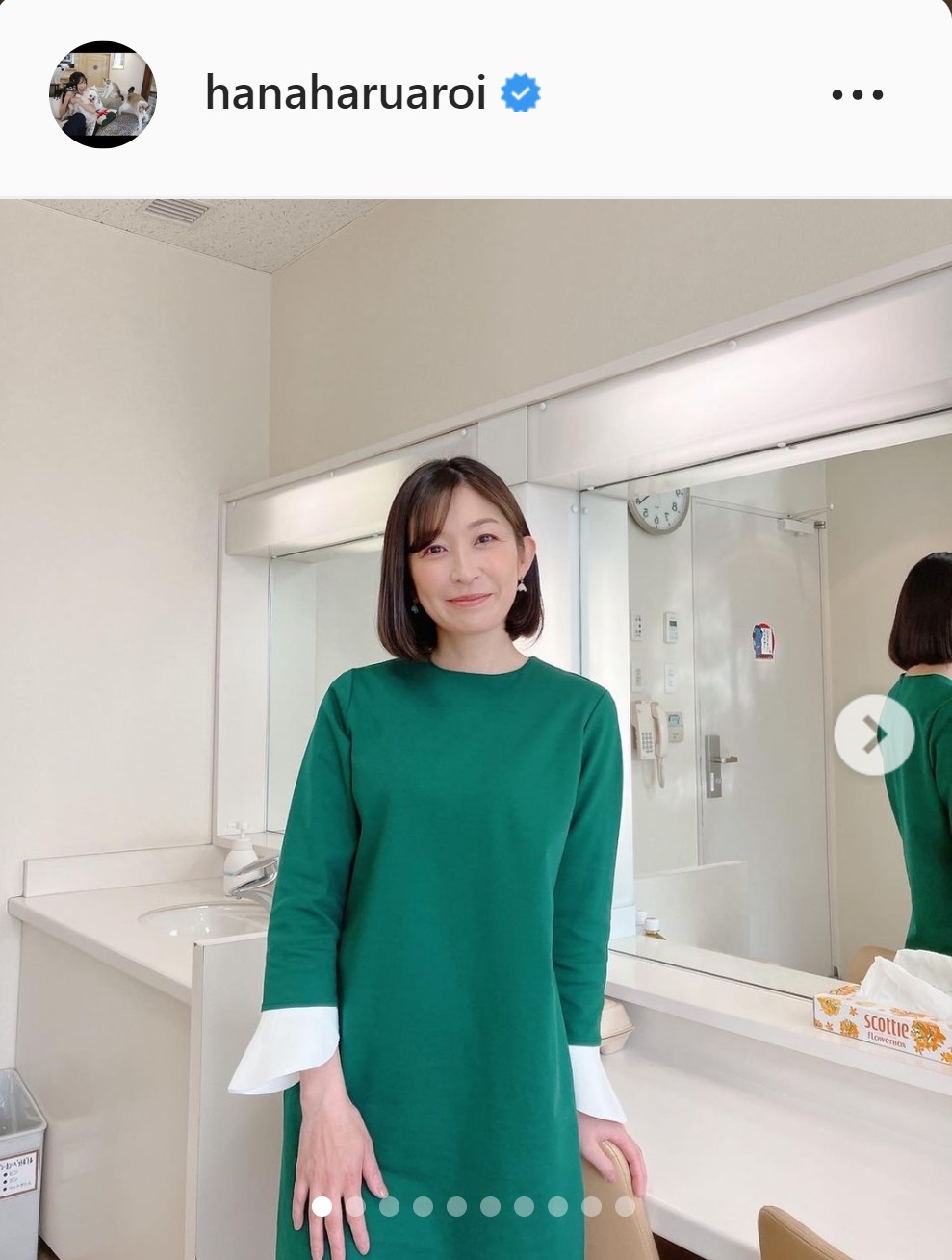 グリーンのワンピース姿の小野真弓（小野真弓のインスタグラムより）