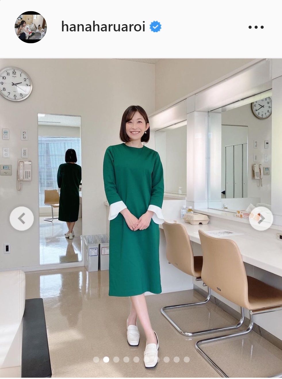 グリーンのワンピース姿の小野真弓の全身ショット（小野真弓のインスタグラムより）