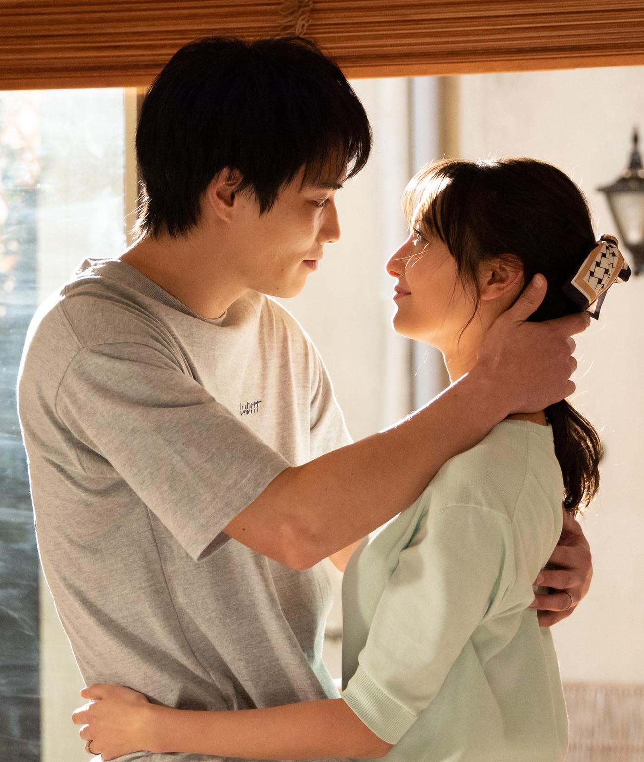 「忍者に結婚は難しい」に出演する鈴木伸之と菜々緒（C）フジテレビ