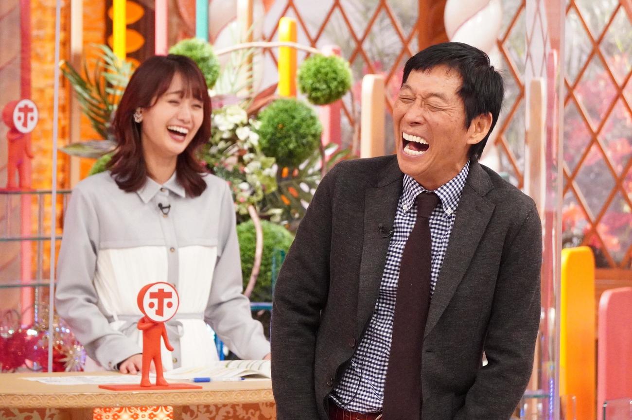 フジテレビ「ホンマでっか！？TV」に出演する明石家さんま。奥は井上清華アナウンサー（C）フジテレビ