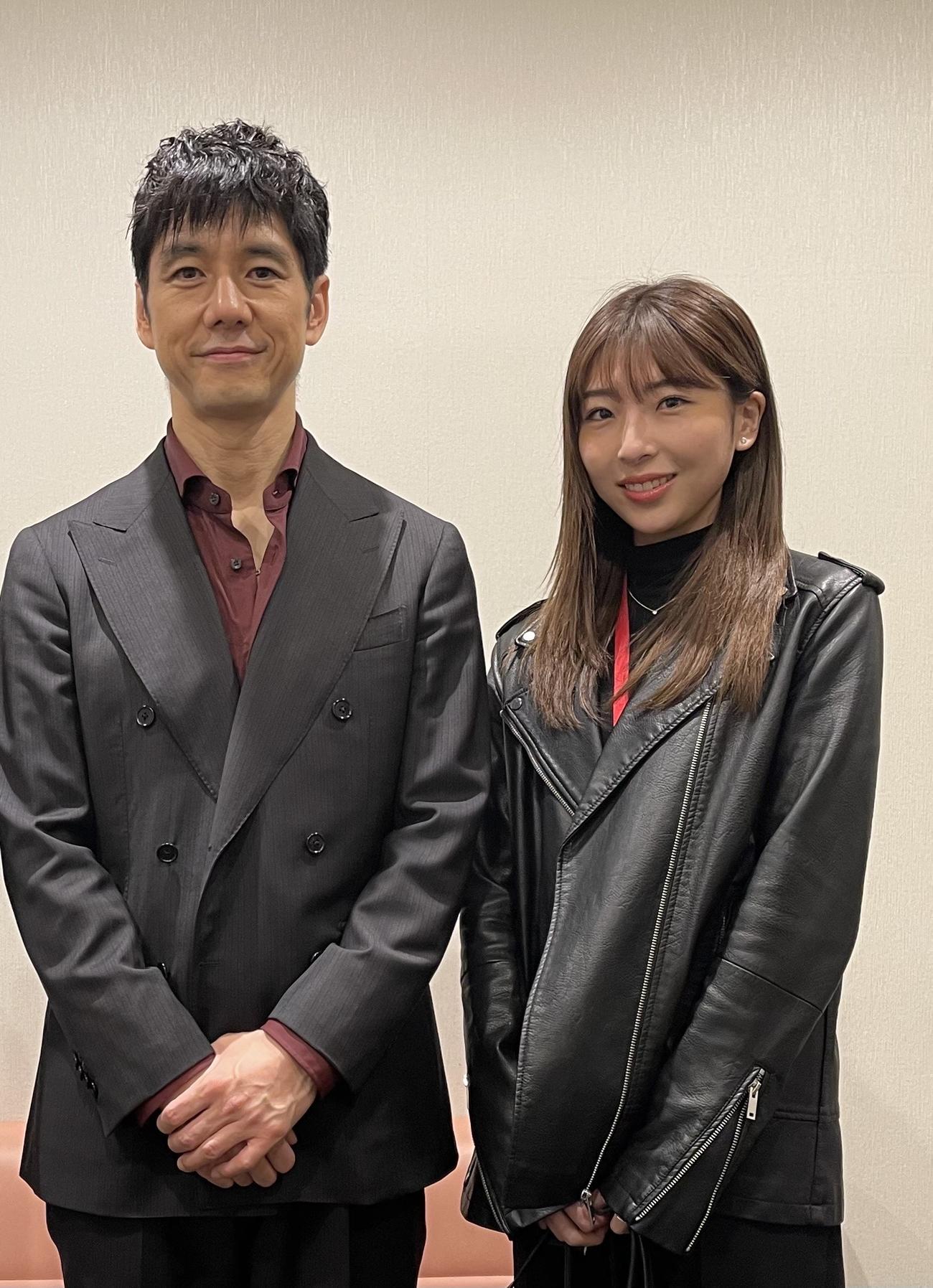 女優デビューした花リナ（右）と主人公の西島秀俊