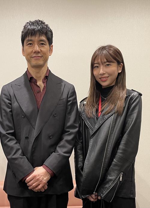 女優デビューした花リナ（右）と主人公の西島秀俊