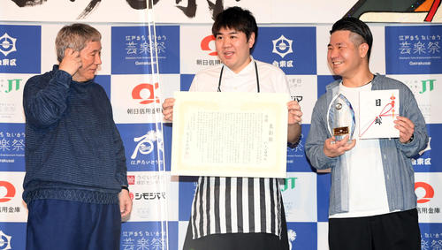 優勝したハンジロウ（左はたーにー、右はしゅうごパーク）と談笑するビートたけし（撮影・たえ見朱実）