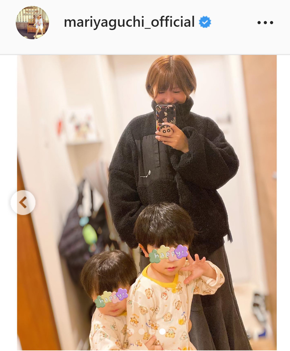 ポーズを決める長男と次男と矢口真里のスリーショット（矢口真里のインスタグラムより）