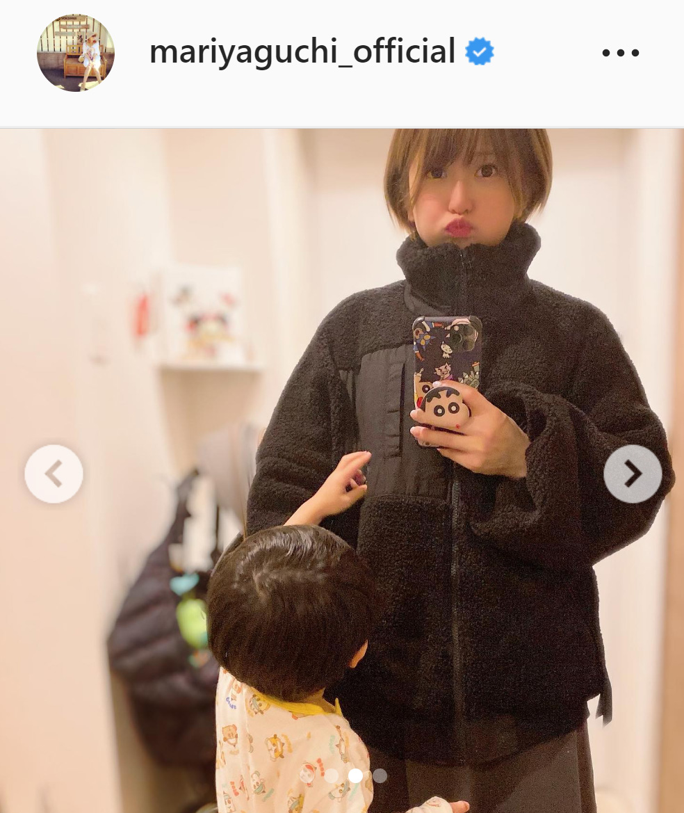 自撮りする矢口真里に近寄る息子（矢口真里のインスタグラムより）