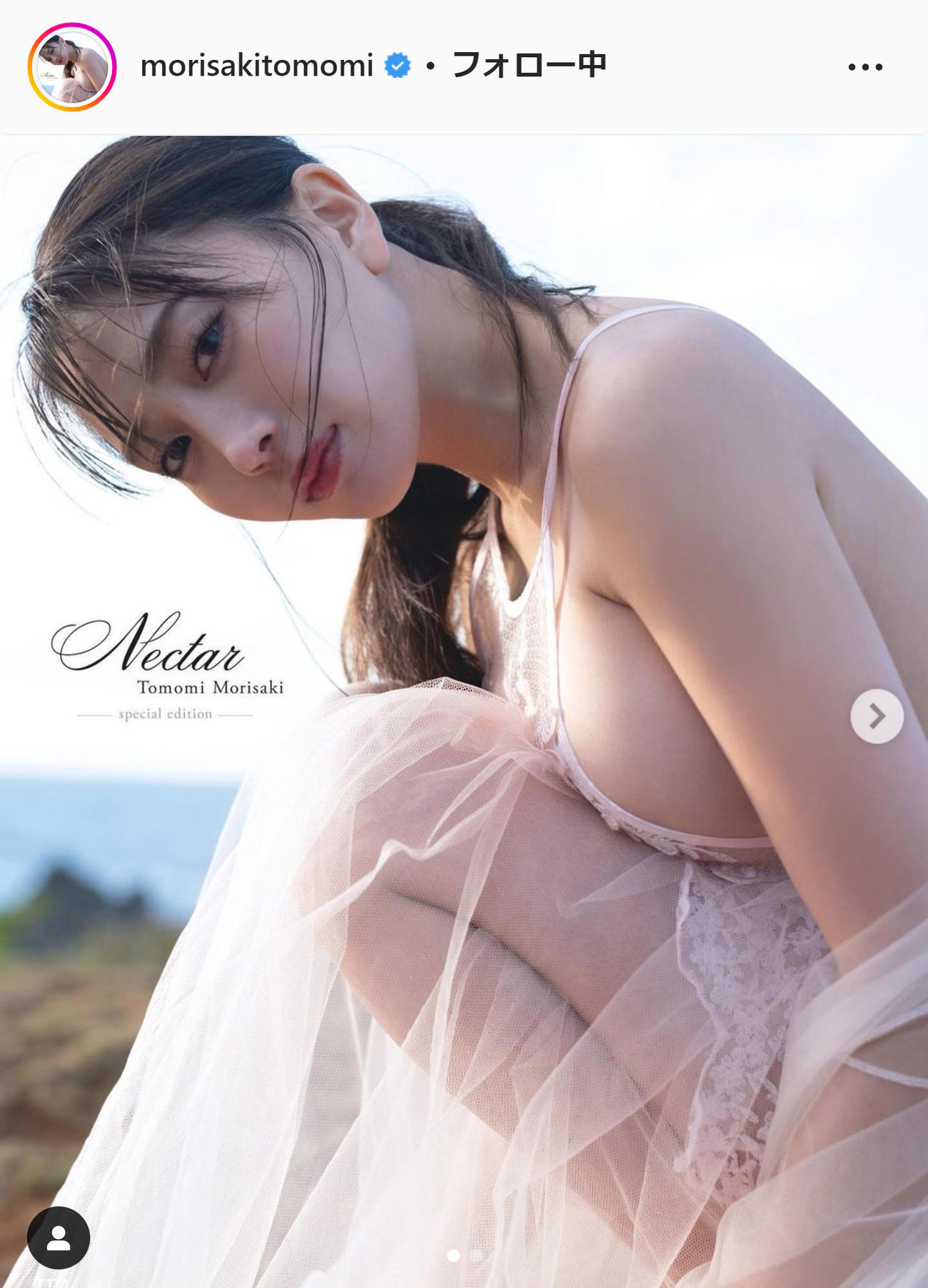 森咲智美がインスタグラムにアップした写真集のセクシーショット