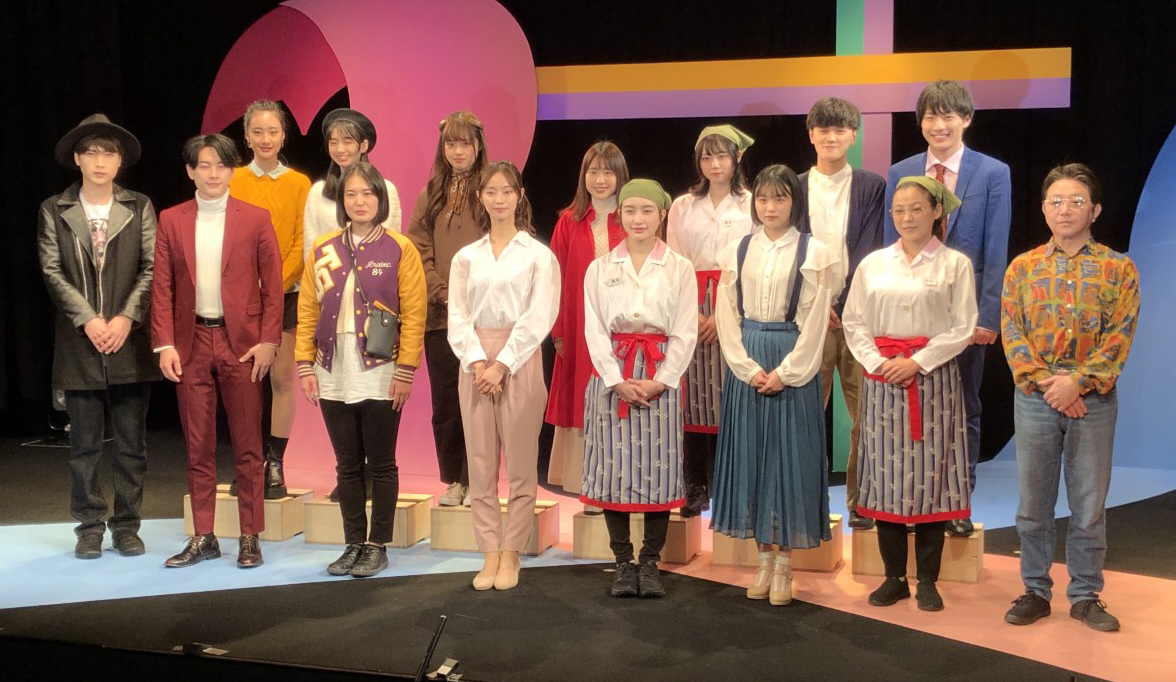 舞台「ほどよく洒落たチョコレート」初日公演を迎えた劇団４ドル50セント。前列左から瀬谷直矢、宮地樹、岡田帆乃佳、前田悠雅、安倍乙、國森桜、罍陽子、辻本耕志。後列左から宮嶋璃乃、田中音江、小谷皐月、吉川川真世、本西彩希帆、中村碧十、内田航
