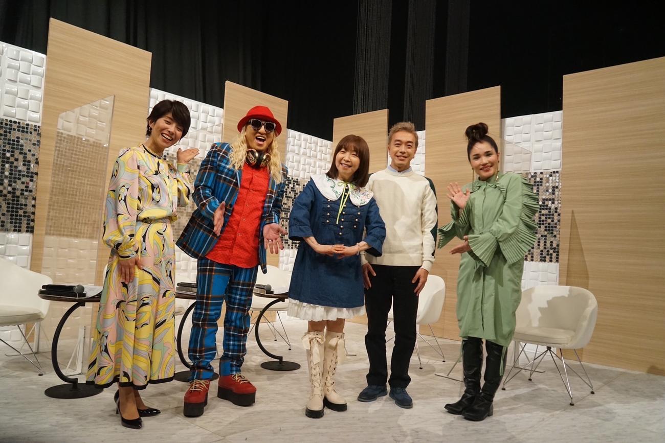NHKのBSプレミアム「歌える！J－POP黄金のヒットパレード決定版！」（左から）廣瀬智美アナ、DJ KOO、イルカ、神部冬馬、平野ノラ