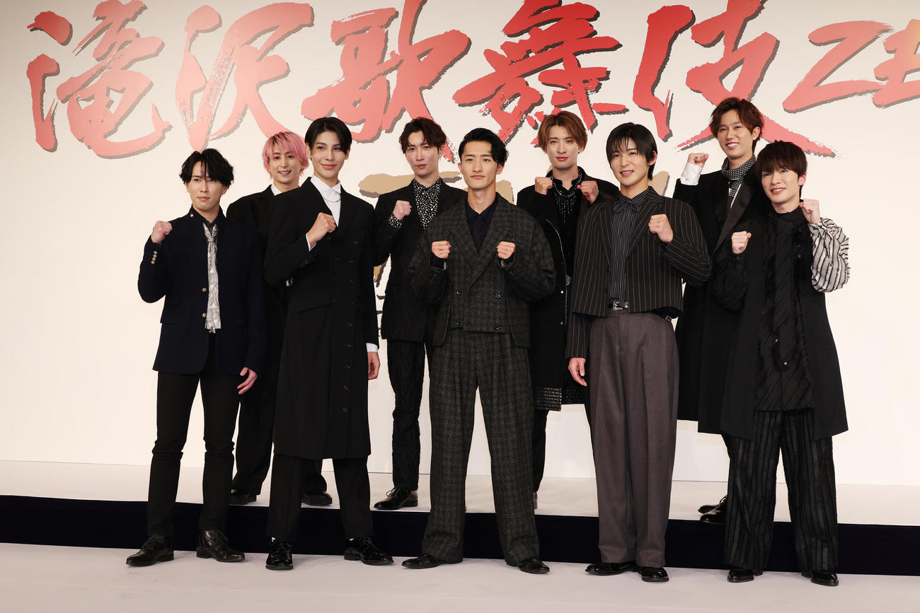 舞台「滝沢歌舞伎ZERO FINAL」製作発表会見を行ったSnow Man、前列左から宮舘涼太、ラウール、岩本照、目黒蓮、深澤辰哉、後列左から佐久間大介、渡辺翔太、向井康二、阿部亮平（撮影・中島郁夫）
