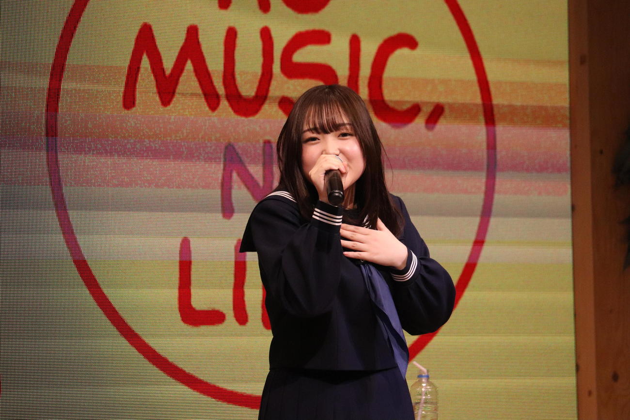 笑顔で歌う舞乃空（撮影・竹本穂乃加）