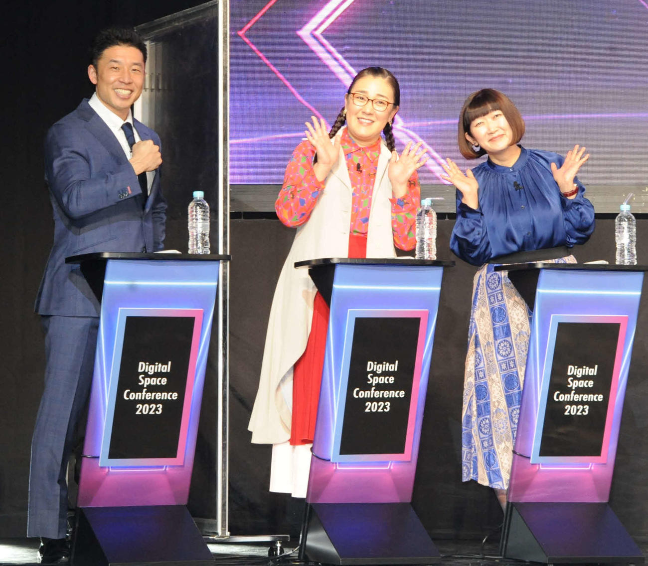 デジタル空間について考える「デジタル　スペース　カンファレンス　2023」に出演した、左からなかやまきんに君、お笑いコンビたんぽぽの白鳥久美子、川村エミコ（撮影・松尾幸之介）