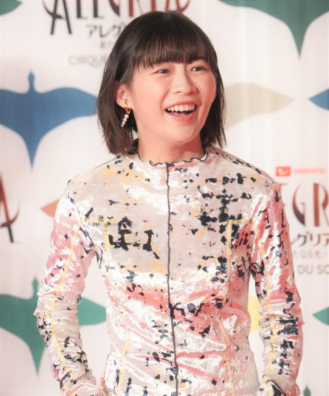 アレグリア東京公演グランドープニング取材で記念撮影する伊藤沙莉（撮影・佐藤成）