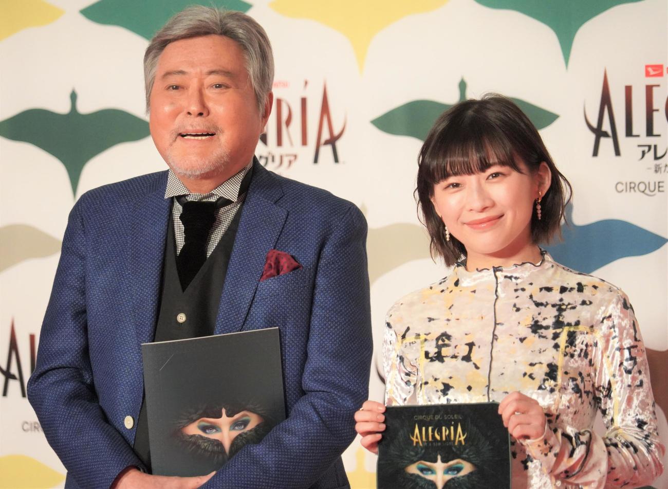 アレグリア東京公演グランドープニング取材で記念撮影する小倉智昭と伊藤沙莉（撮影・佐藤成）