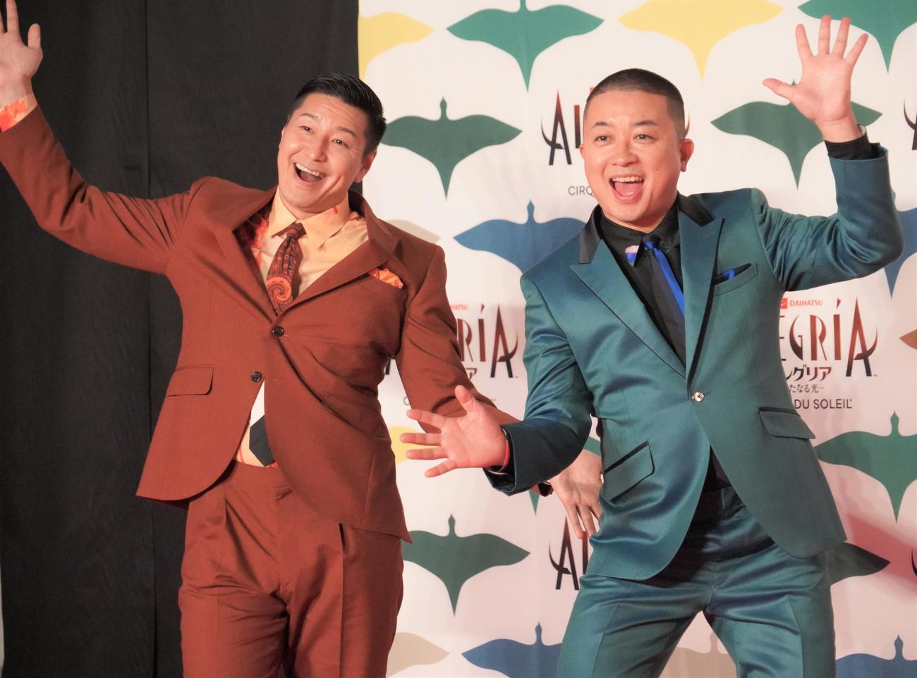アレグリア東京公演グランドープニング取材で記念撮影するチョコレートプラネット長田庄（左）と松尾駿（撮影・佐藤成）