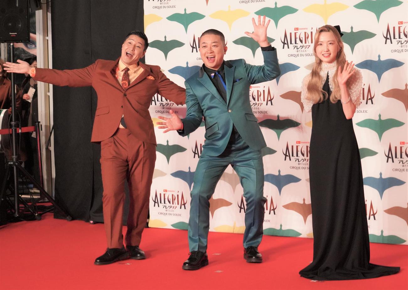 アレグリア東京公演グランドープニング取材で記念撮影する、左からチョコレートプラネット長田庄平、松尾駿、AKB48本田仁美（撮影・佐藤成）