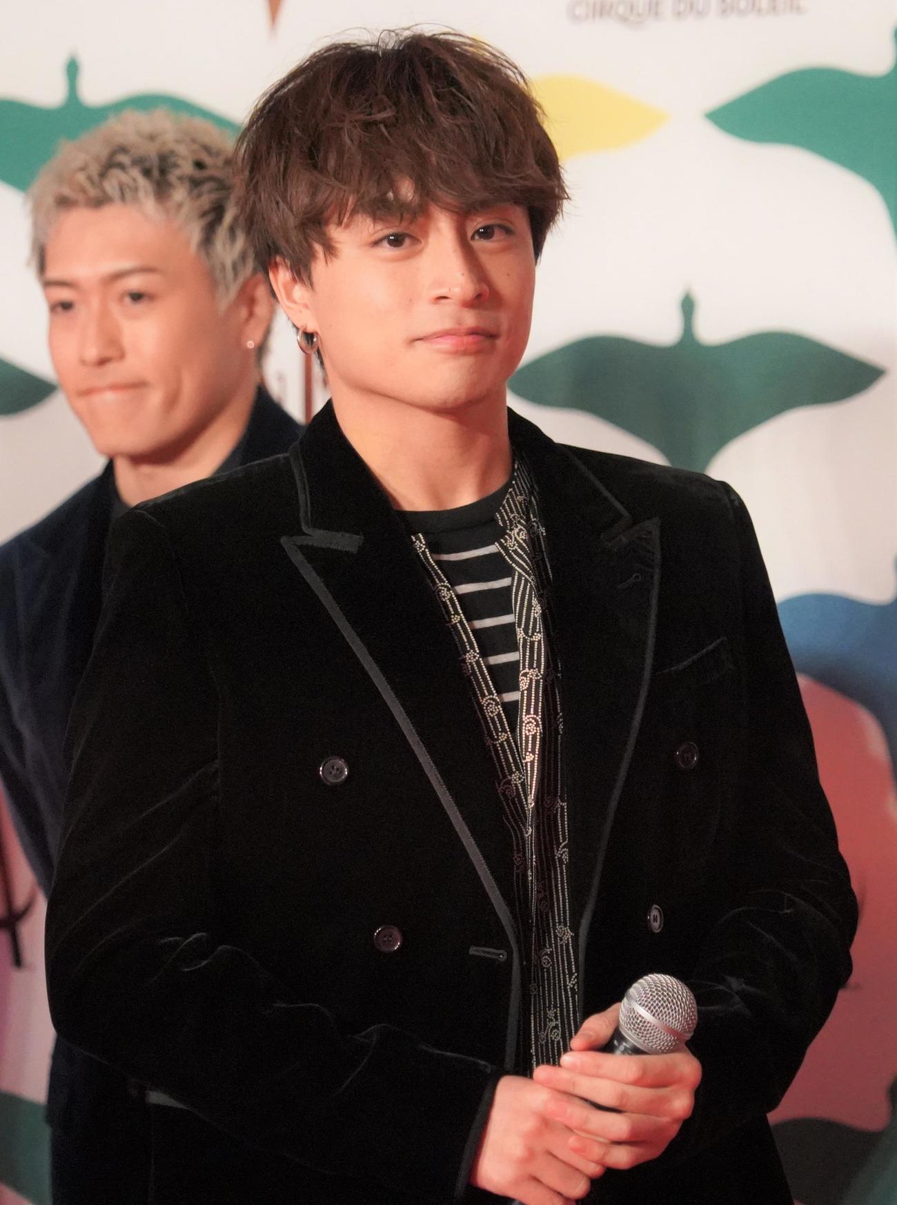 アレグリア東京公演グランドープニング取材で記念撮影するGENERATIONS白濱亜嵐（撮影・佐藤成）