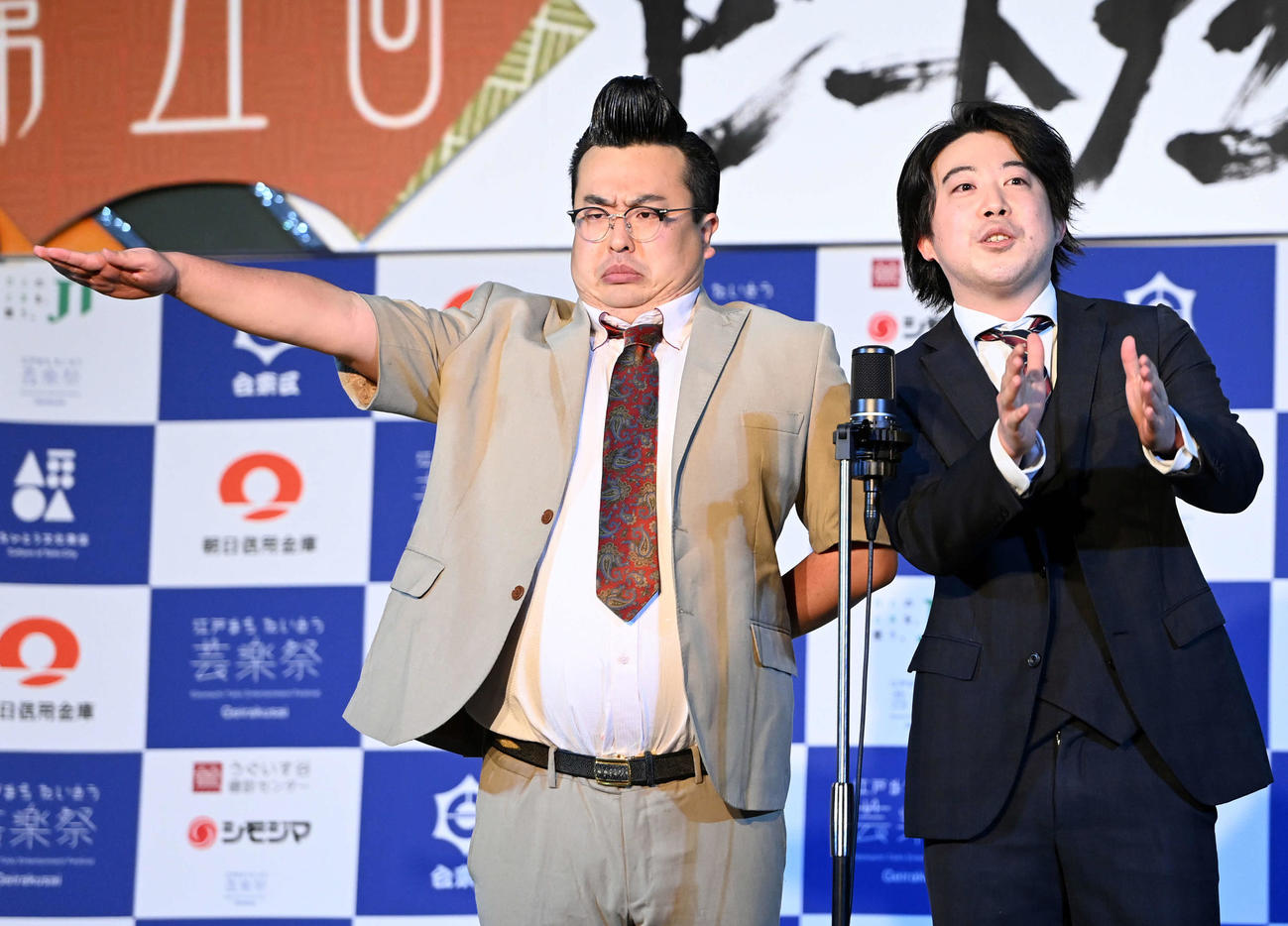 ネタを披露するオッパショ石（撮影・たえ見朱実）