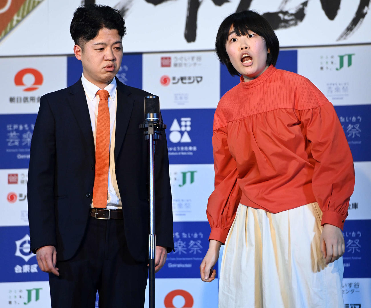 ネタを披露するポンループ（撮影・たえ見朱実）