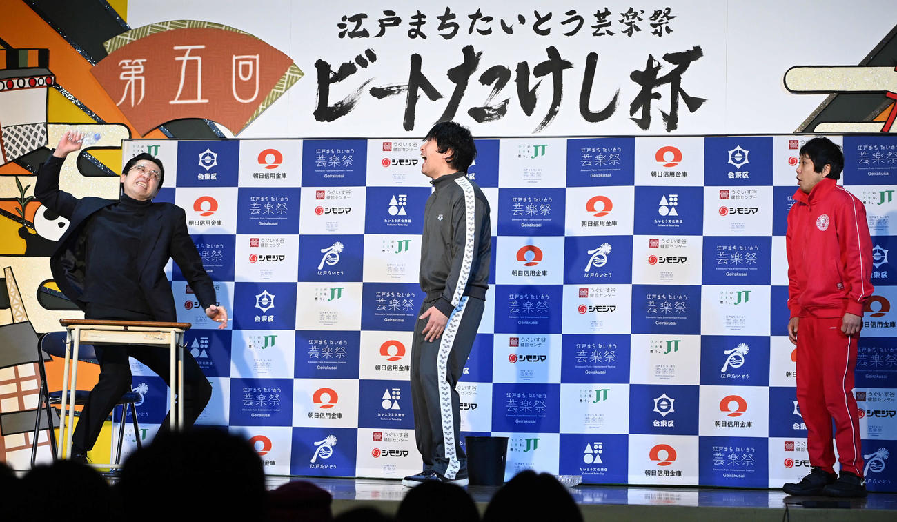 ネタを披露するや団（撮影・たえ見朱実）