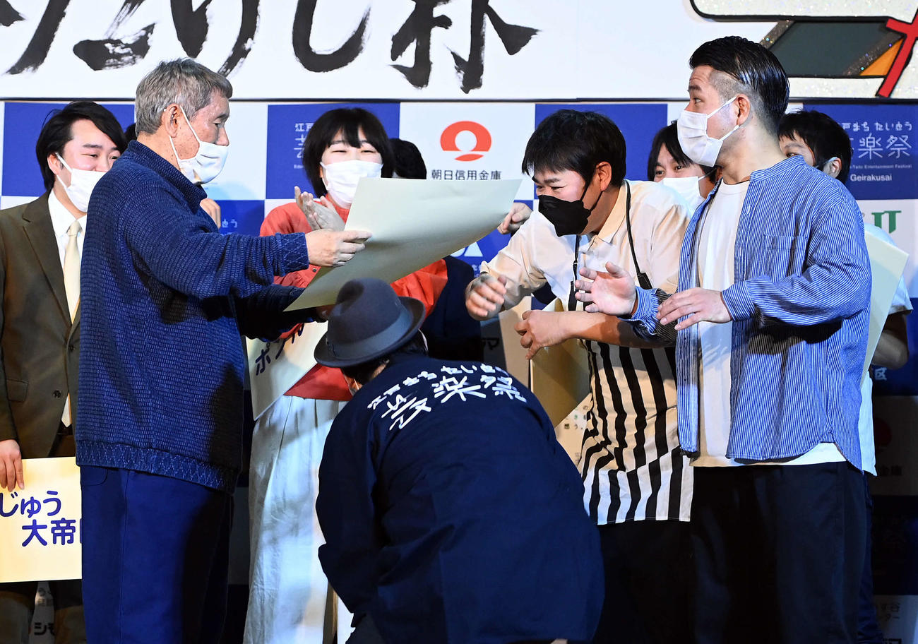 優勝したハンジロウに賞状を渡す審査委員長のビートたけし（撮影・たえ見朱実）