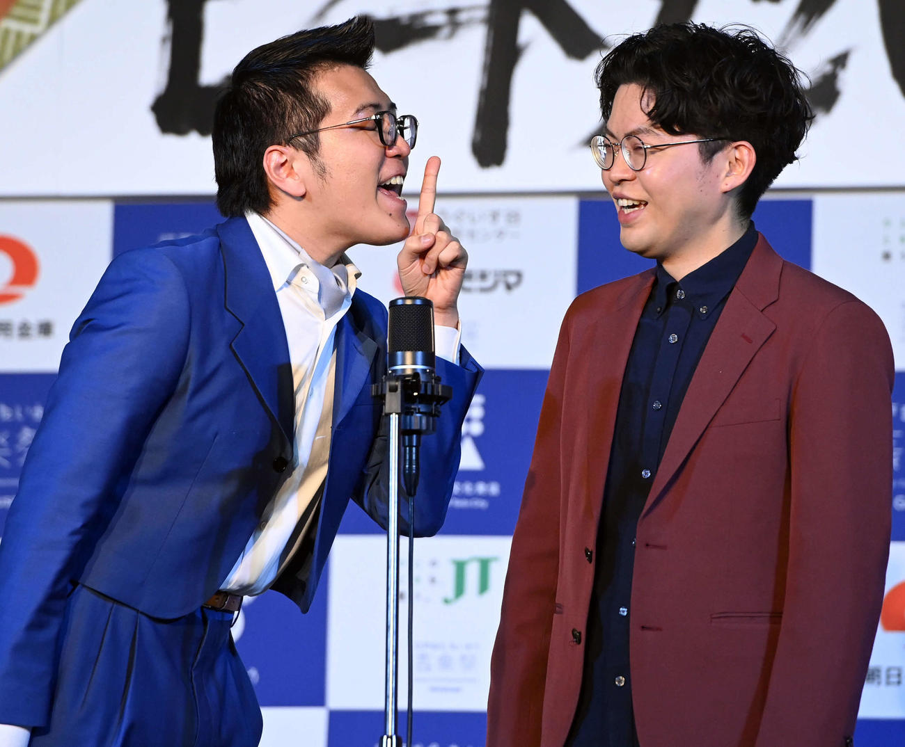 ネタを披露するヤーレンズ（撮影・たえ見朱実）