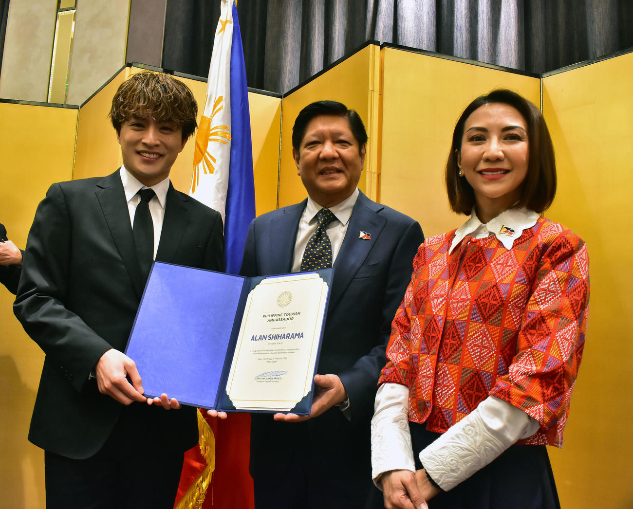 フィリピン観光大使に就任しマルコス大統領（中央）、フラスコ観光大臣（右）と記念撮影に納まるGENERATIONS白濱亜嵐
