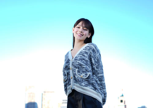 「チェンジ・メーカーフェス2023」のスペシャル・アンバサダーに就任し、笑顔でポーズをとる世良マリカ（撮影・菅敏）