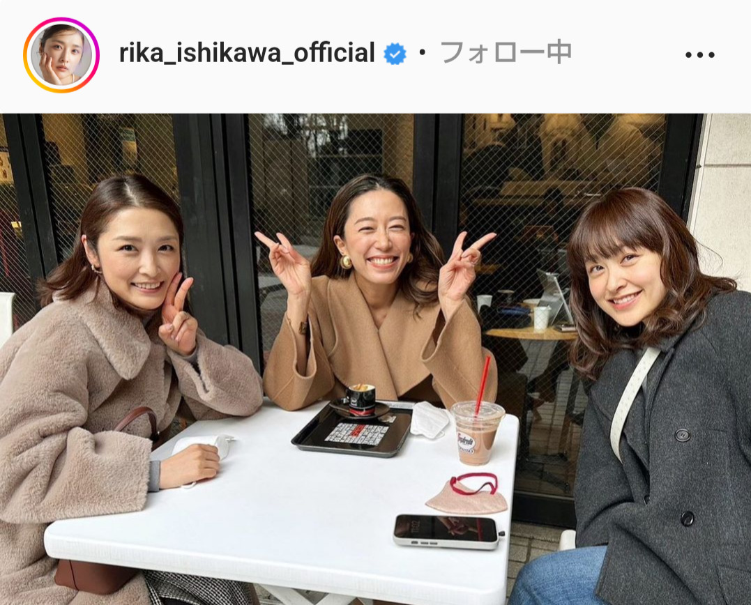 石川梨華（左）がインスタグラムにアップした里田まい（中）長手絢香との3ショット