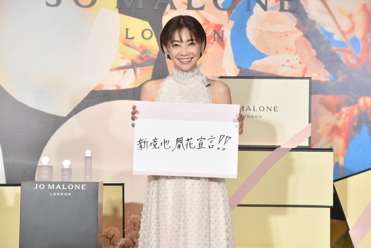 ライフスタイルブランド「ジョー　マローン　ロンドン」ポップアップイベントのオープニング内覧会に出席し、23年の意気込みを書いたフリップを披露する倉科カナ
