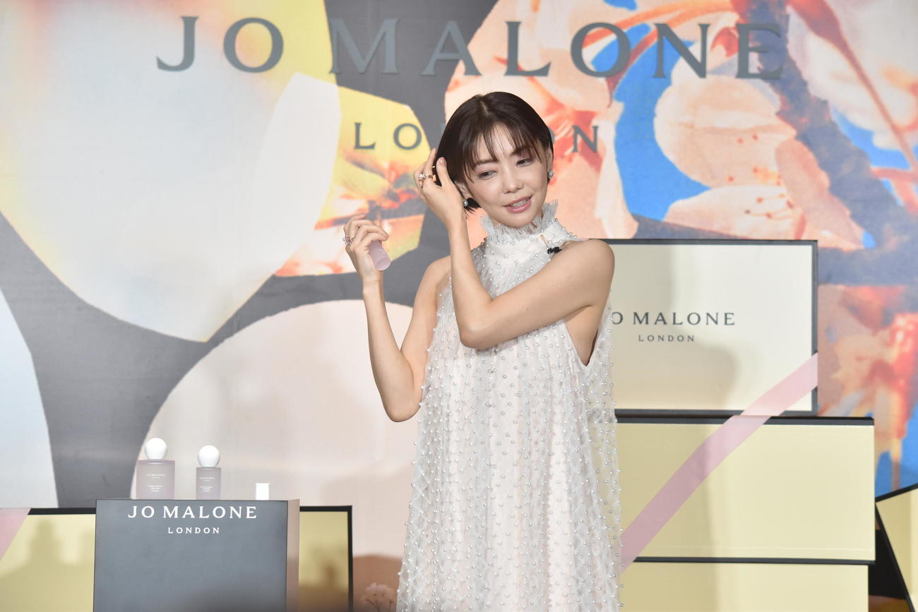 ライフスタイルブランド「ジョー　マローン　ロンドン」ポップアップイベントのオープニング内覧会に出席し、同ブランドの新商品を試す倉科カナ