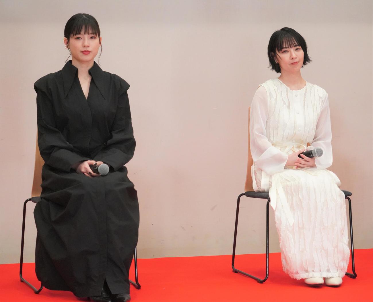 Paraviオリジナルドラマ「悪魔はそこに居る」の配信ヒット祈願イベントに出席した石井杏奈（左）と吉谷彩子（撮影・佐藤成）