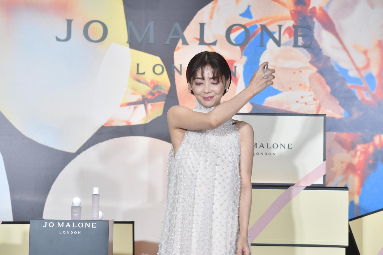 ライフスタイルブランド「ジョー　マローン　ロンドン」ポップアップイベントのオープニング内覧会に出席し、同ブランドの新商品を試す倉科カナ